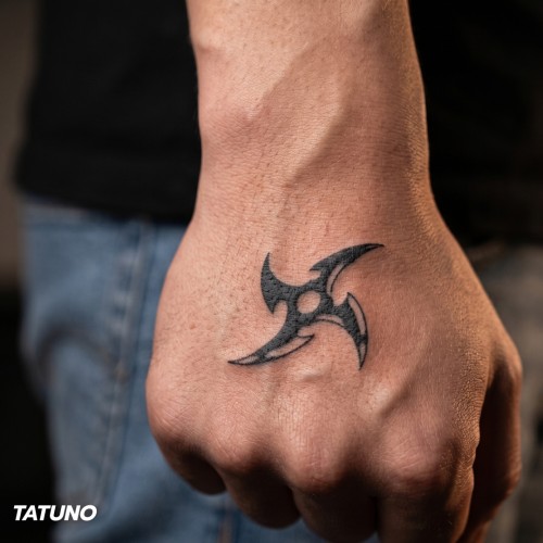 Tatuaż półtrwały tribal shuriken