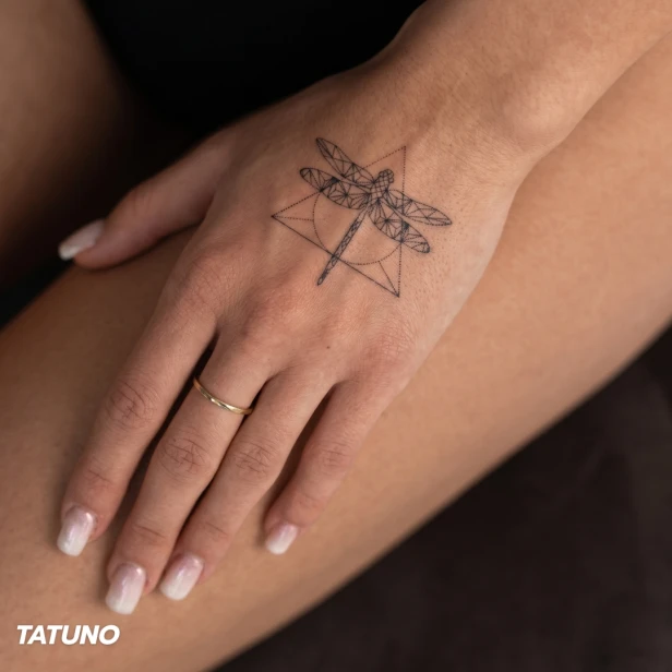 Tatuaż półtrwały geometryczna ważka